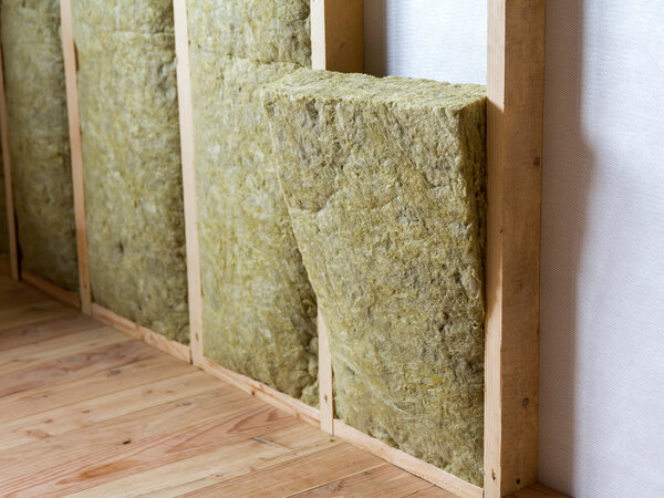 Paneles de lana mineral en muros de casas